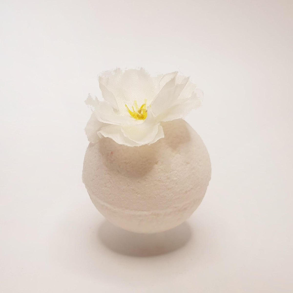 White Gardenia classic bath bomb topped with a white flower