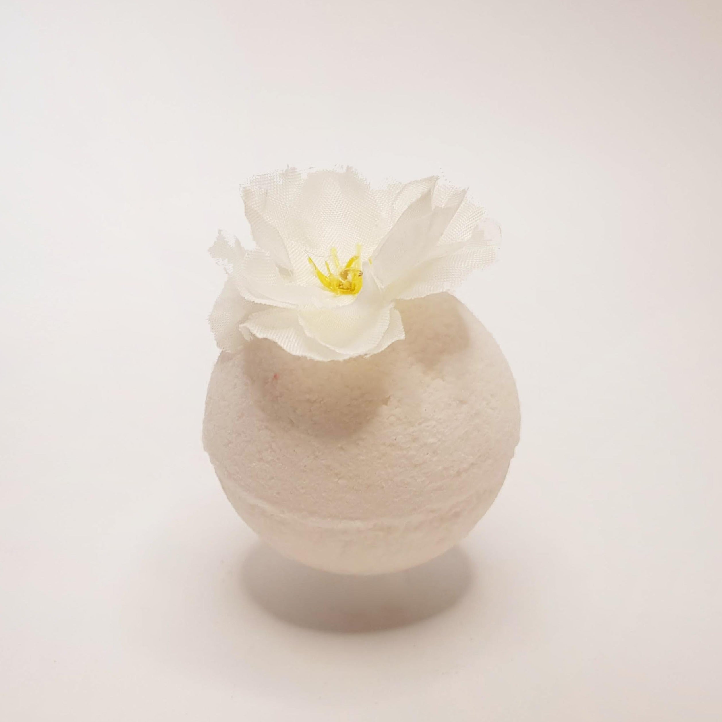 White Gardenia classic bath bomb topped with a white flower
